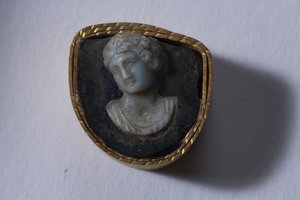 Bir kadın büstünün Roma minyatürü (cam)